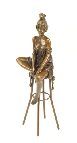 bronz szobor nő bárszéken BJ-14