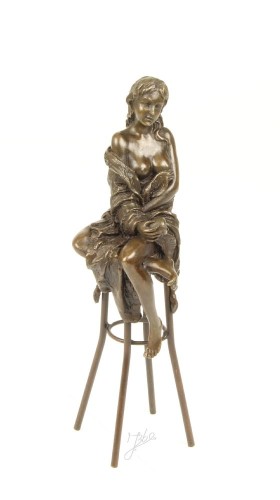 bronz szobor nő bárszéken DSBJ-12