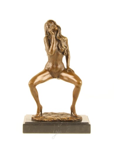 bronz szobor dohányzó nő FA-9