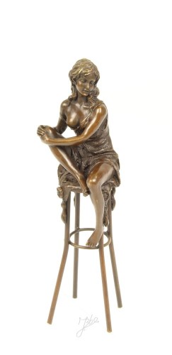 bronz szobor nő bárszéken DSBJ-11