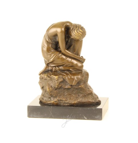bronz szobor álmodó nő TM-24