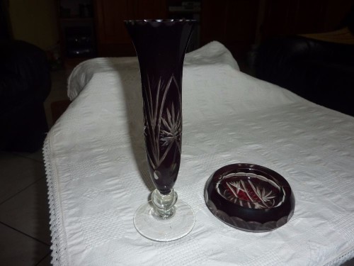 Bíbor színű csiszolt kristály váza és hamutartó