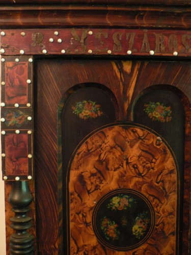 Antik kézzel festett szekrény