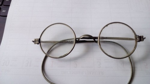 Százéves kerek szemüveg